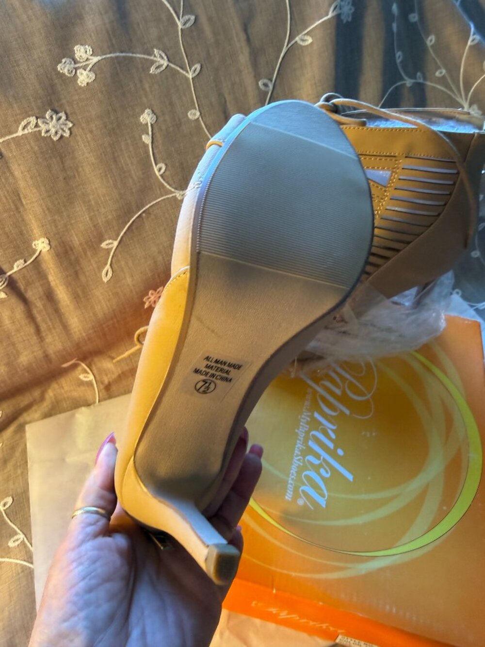Tan heels - Picture 4 of 5